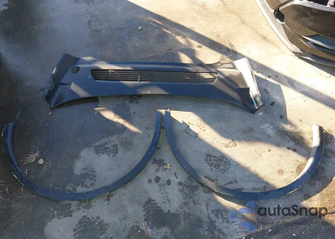 2024 Tesla Model Y Long Range Dual Motor All-Wheel Drive z USA, uszkodzony, nr VIN 7SAYGDEEXRA283953